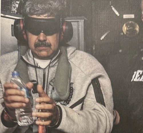 도널드 트럼프 미국 대통령이 3일(현지시간) 미군이 기습적인 군사 작전으로 체포한 니콜라스 마두로 베네수엘라 대통령의 근황 사진을 사회관계망서비스(SNS) 트루스소셜에 공개했다. 2026.1.4 연합뉴스