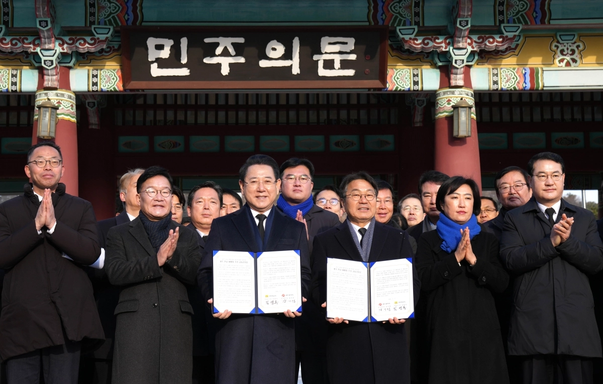 김영록 전남지사와 강기정 광주시장이 2일 광주 국립 5·18민주묘지에서 ‘전남·광주 행정통합 선언문’을 발표하고 있다.