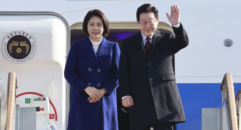 국빈 자격으로 중국을 방문하는 이재명 대통령과 김혜경 여사가 4일 경기 성남 서울공항에서 공군 1호기에 올라 인사하고 있다. 뉴시스