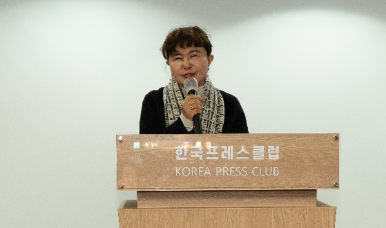 강소영 다큐멘터리 학회장이 환영사를 하고 있다.