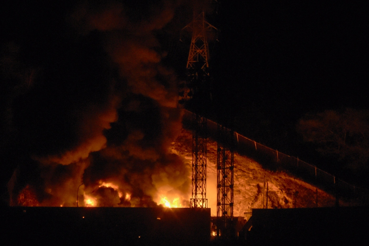 3일(현지시간) 미국의 공격을 받은 베네수엘라 수도 카라카스에서 불길이 치솟고 있다. AFP 연합뉴스