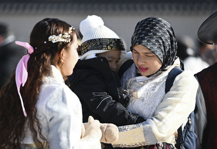 새해 첫날인 지난 1일 서울 종로구 경복궁 일대에서 두꺼운 옷으로 중무장한 외국인 관광객들이 발걸음을 옮기고 있다. 이지훈 기자
