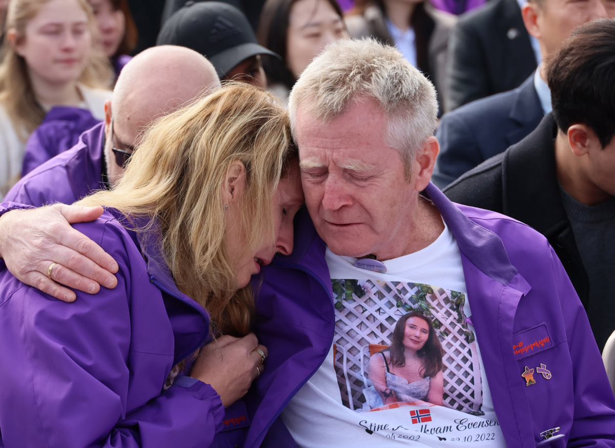 지난해 10월 29일 서울 종로구 광화문 광장에서 열린 이태원 참사 3주기 기억식 중 외국인 유가족이 눈물을 흘리고 있다. 연합뉴스