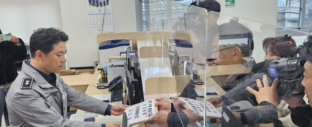 쿠팡 새벽배송 근로자 사망 유족과 택배노조는 지난달 17일 오전 제주경찰청에 쿠팡을 상대로 사자명예훼손 혐의로 고소장을 접수하고 있다.  제주 강동삼 기자