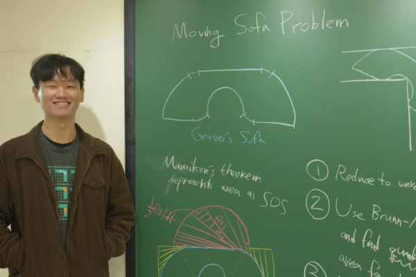 백진언 고등과학원 허준이수학난제연구소 박사가 1966년 캐나다 수학자가 제시한 난제 ‘소파 움직이기 문제’를 60년 만에 풀어냈다. 백 박사는 7년 동안 소파 움직이기 문제에 도전한 끝에 2024년 말 119장에 달하는 논문을 논문 사전 공개 사이트에 발표했다. 백 박사의 연구 결과는 수학 분야 국제 학술지 ‘수학 연보’에 투고돼 동료 수학자들의 검증을 기다리고 있는 상태다. 고등과학원 제공