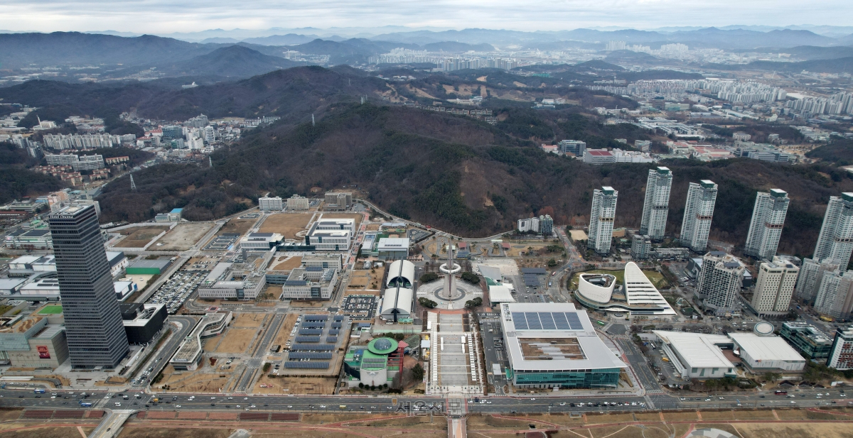 지난달 23일 대전 대덕 연구개발특구의 제1지구를 공중에서 내려다 본 모습. 1993년 대전 엑스포를 열면서 조성했던 한빛탑을 중심으로 대전엑스포과학공원과 대덕연구개발특구본부, 연구개발특구진흥재단 등이 조성돼 있다. 대전 도준석 전문기자