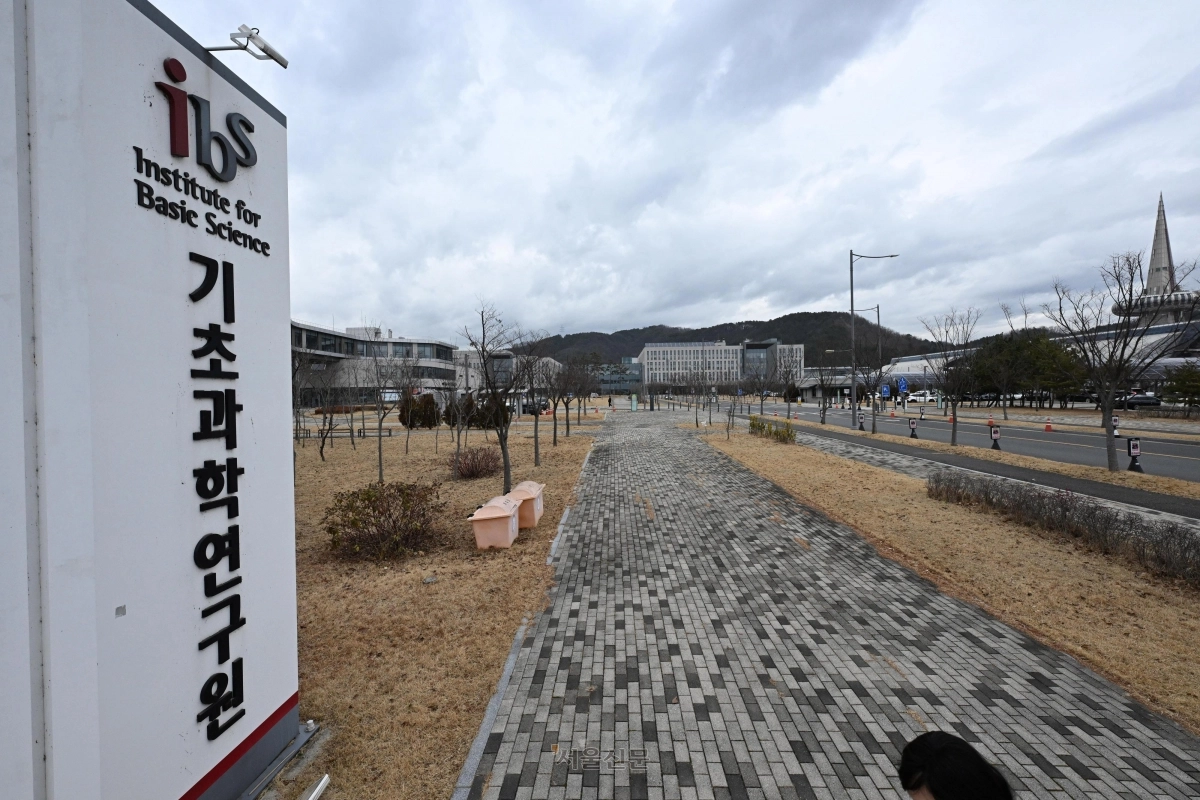 지난달 23일 기초과학연구원 앞 거리가 텅 비어 있는 모습. 대전 도준석 전문기자