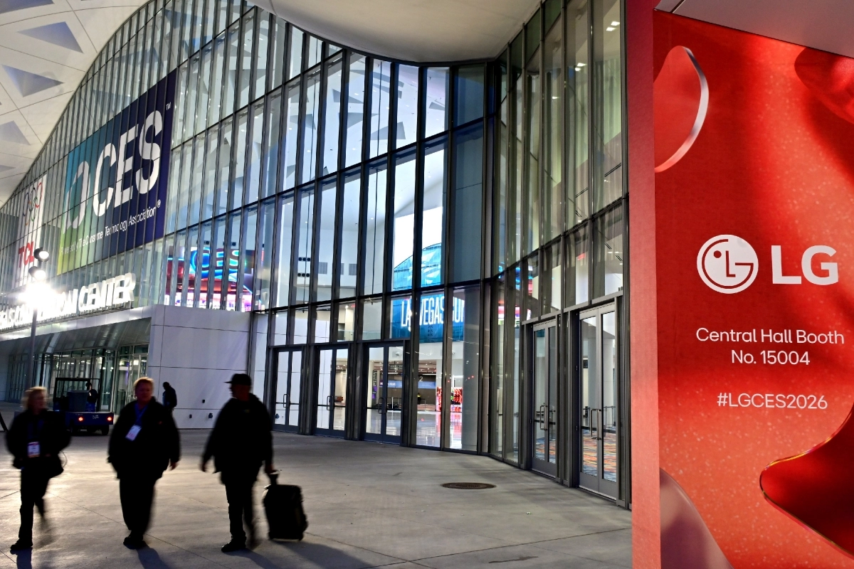 6일(현지시간)부터 나흘간 세계 최대 가전·정보기술(IT) 박람회 ‘CES 2026’이 열리는 미국 라스베이거스 컨벤션 센터(LVCC)의 입구에 LG전자의 광고가 4일 표출되고 있다.  LG전자 제공