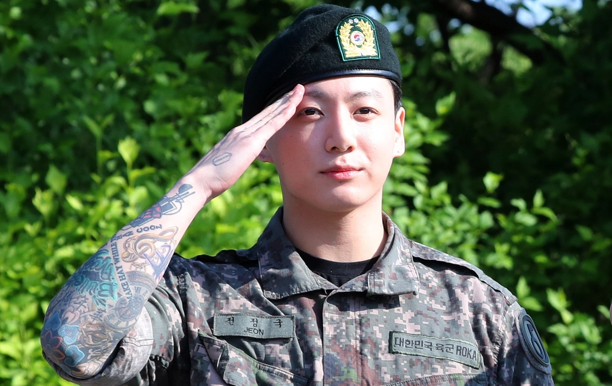 육군 현역 복무를 마치고 만기 전역한 그룹 방탄소년단(BTS)의 정국이 11일 경기 연천군 연천공설운동장에서 취재진을 향해 거수경례하고 있다. 2025.6.11 뉴시스