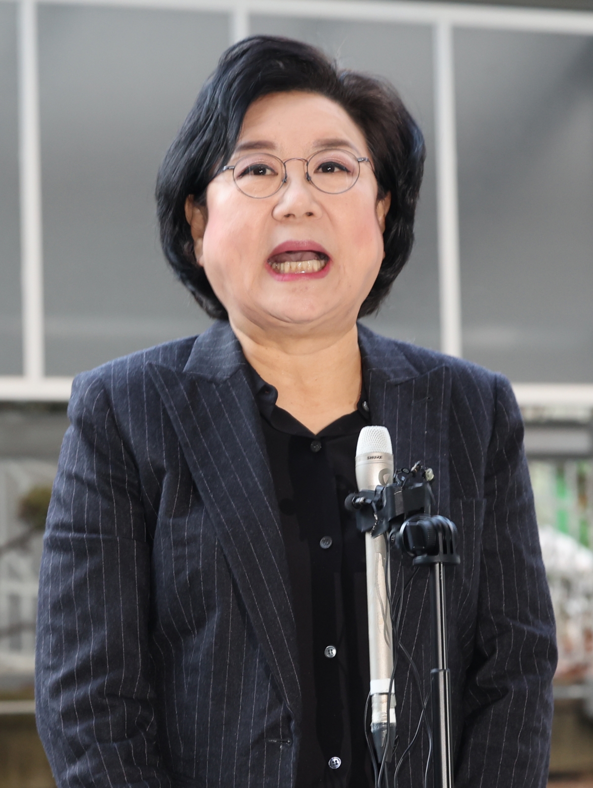 이혜훈 기획예산처 장관 후보자가 30일 오전 서울 중구 예금보험공사에 마련된 인사청문회 준비 사무실로 출근하며 과거 발언에 대해 사과하고 있다.  이 후보자는 “내란은 민주주의를 파괴하는 불법적 행위”라며 “그러나 당시에는 내가 실체를 제대로 파악하지 못했다”고 사과했다. 연합뉴스