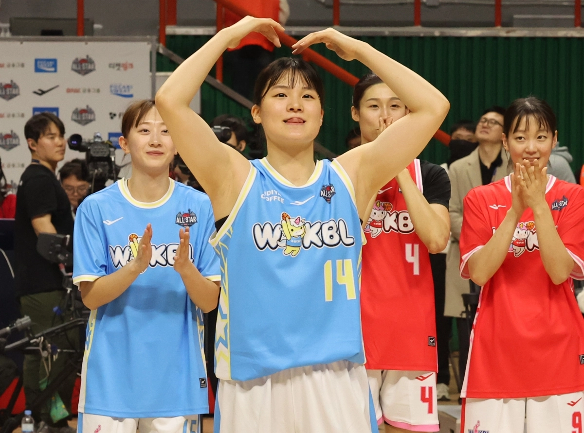 4일 부산 동래구 사직체육관에서 열린 BNK금융 2025~26 여자프로농구 올스타전에서 최우수선수(MVP)에 선정된 변소정이 팬들에게 마음을 전하고 있다. 2026.1.4 부산 연합뉴스