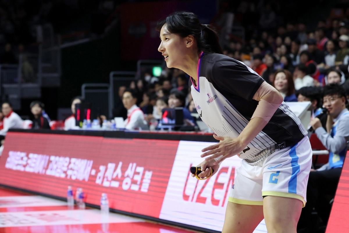 김단비가 4일 부산 동래구 사직체육관에서 열린 2025~26 여자프로농구 올스타전에서 심판으로 변신해 경기를 지켜보고 있다. 2026.1.4 부산 뉴시스