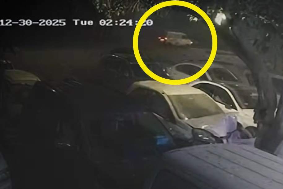 인도에서 20대 여성이 달리는 차 안 집단성폭행을 당한 사건이 벌어졌다. 사진은 지난달 30일(현지시간) 오전 2시 24분쯤 한 폐쇄회로(CC)TV에 포착된 범행 차량. NDTV 보도화면 캡처