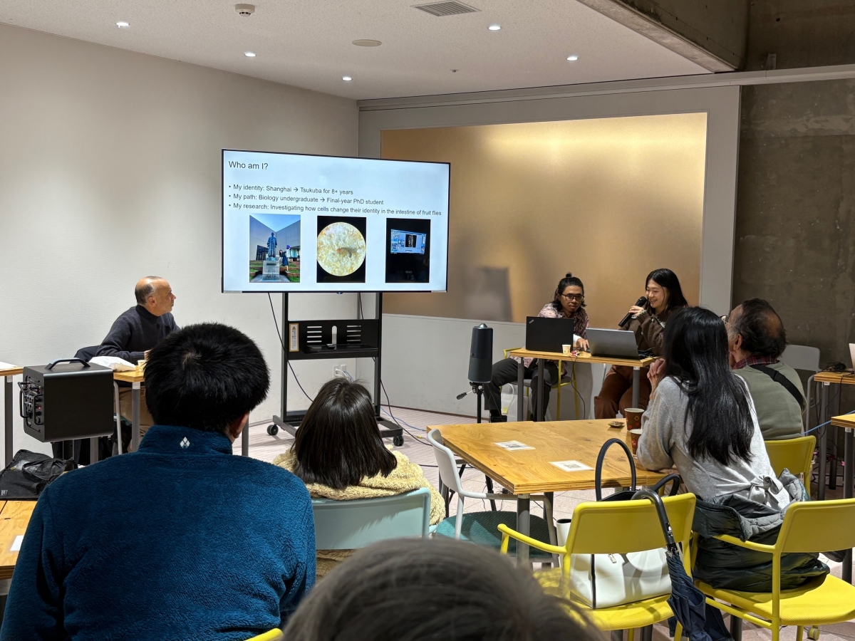 지난달 24일 일본 이바라키현 쓰쿠바시 쓰쿠바센터빌딩 1층 코엔(co-en)에서 열린 ‘사이언스 카페 수이요루(水夜)’에서 연구원·대학원생들이 과학 인재의 커리어 패스에 대해 대화하고 있다.  이바라키현 과학기술진흥재단 제공