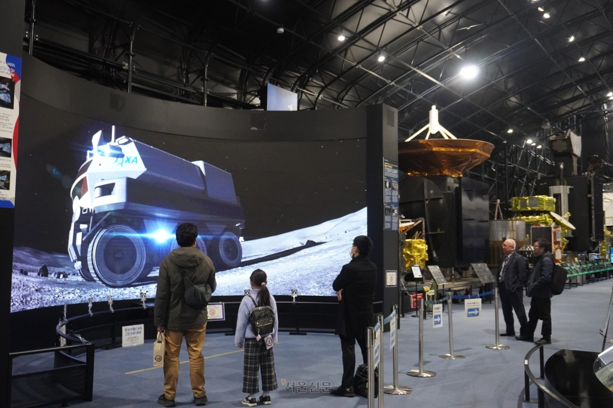 지난달 22일 쓰쿠바시 우주항공연구개발기구(JAXA) 전시관에서 일본 시민들이 전시물을 관람하고 있다. 쓰쿠바 명희진 특파원