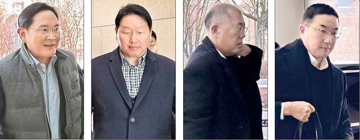 이재용(왼쪽부터) 삼성전자 회장, 최태원 SK그룹 회장(대한상공회의소 회장), 정의선 현대차그룹 회장, 구광모 LG그룹 회장이 이재명 대통령의 중국 국빈 방문에 경제사절단으로 동행하려 4일 서울 강서구 서울김포비즈니스항공센터를 통해 출국하고 있다. 연합뉴스