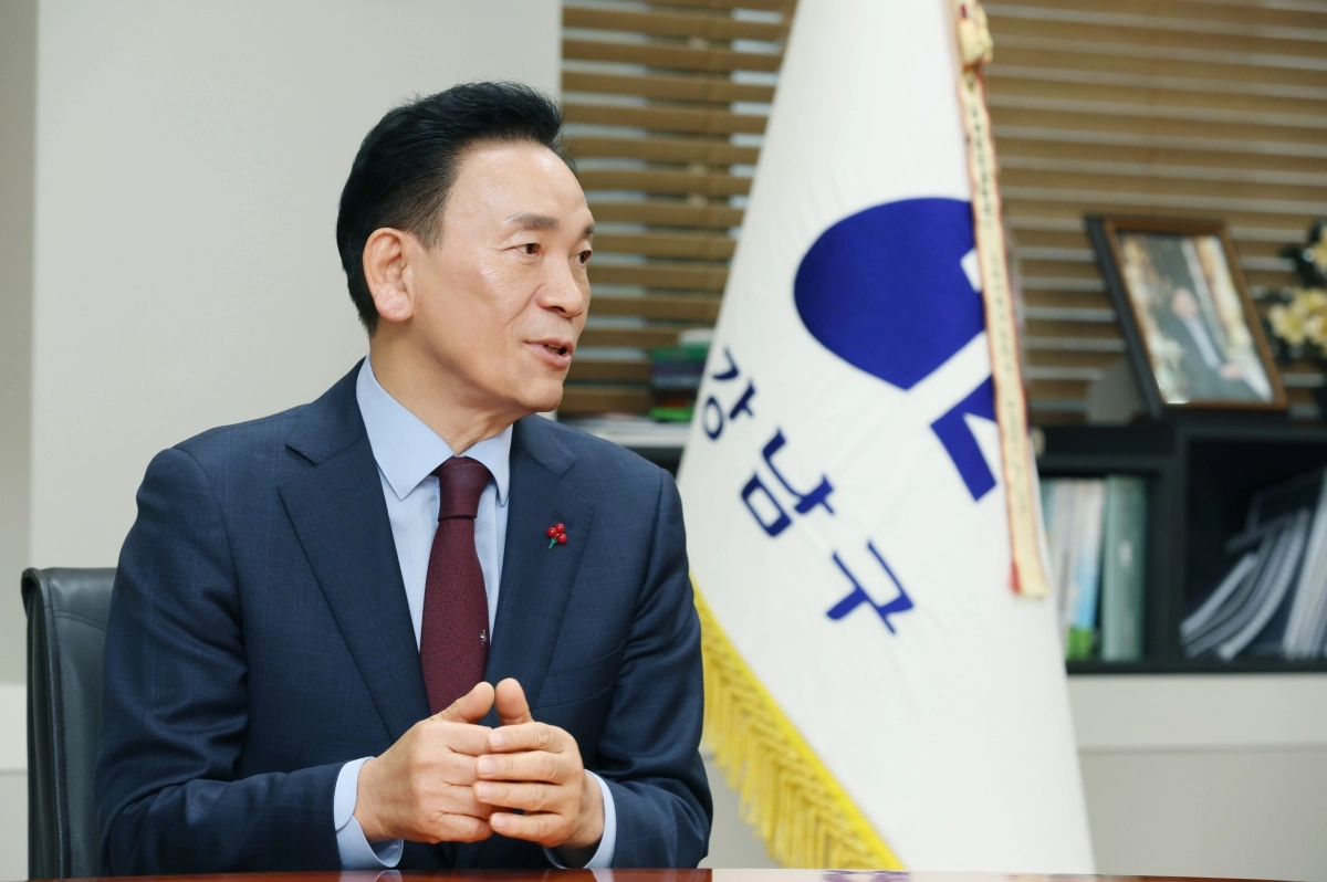 첫 임기의 마지막 해를 맞은 조성명 서울 강남구청장은 지난 2일 구청에서 가진 서울신문 인터뷰에서 “올해는 더 많이 듣고 더 많이 일하겠다”고 말했다. 말하기보다 듣기를 잘하는 그가 3년 6개월 동안 구를 이끈 결과, 주민들은 ‘생활 불편을 구청에 이야기하면 해결이 된다’는 믿음을 갖게 됐다. 강남구 제공