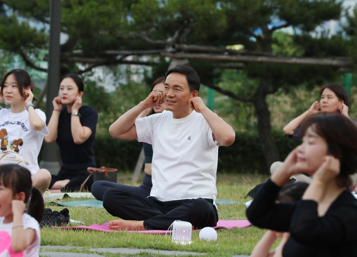 조성명(가운데) 강남구청장이 2024년 6월 코엑스 인근 삼성해맞이공원에서 주민들과 달빛요가 프로그램을 함께 하고 있다. 강남구 제공