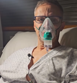 스위스 화재 참사 현장에서 청년들을 구한 뒤 병원 치료를 받고 있는 파올로 캄폴로. 20미닛 영상 캡처