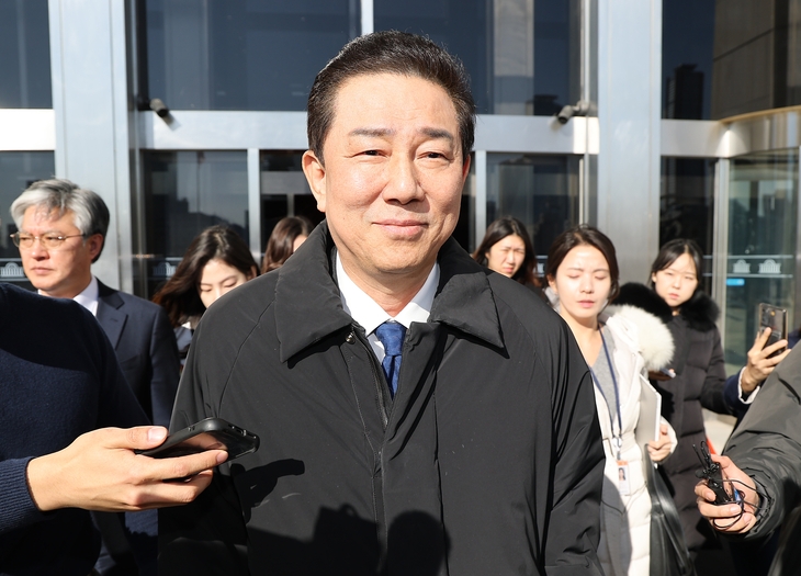 김병기 더불어민주당 전 원내대표가 지난달 30일 공천헌금 수수 의혹과 탄원서 은폐 의혹이 잇따라 불거지며 원내대표직을 사퇴하고 국회 본관을 나서고 있다. 연합뉴스