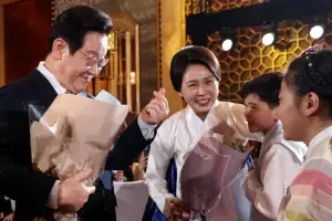 [포토] 화동에게 ‘손가락 하트’ 인사하는 이재명 대통령