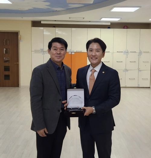 감사패를 수여 받은 이민석 의원(오른쪽)