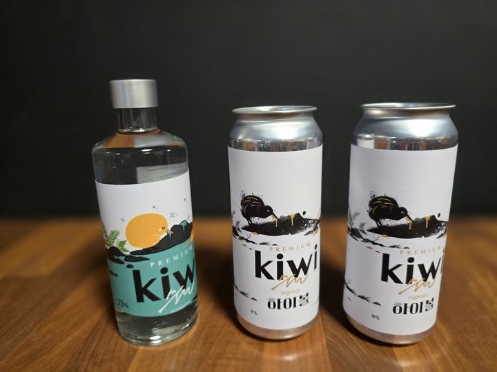 제주산 골드키위 ‘감황’ 활용한 증류주와 하이볼 가공제품. 제주도 제공
