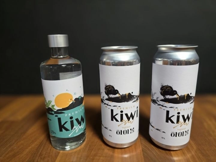 제주산 골드키위 ‘감황’ 활용한 증류주와 하이볼 가공제품. 제주도 제공