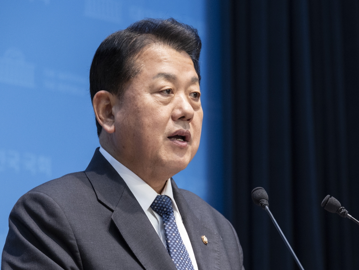 김병주 더불어민주당 의원이 16일 도널드 트럼프 미국 대통령령의 ‘호르무즈 해협 군함 파견 요구’와 관련해 “보수적으로 신중히 검토해야 한다”는 입장을 밝혔다. 사진은 지난 1월 5일 국회 소통관에서 발언하는 모습. 연합뉴스