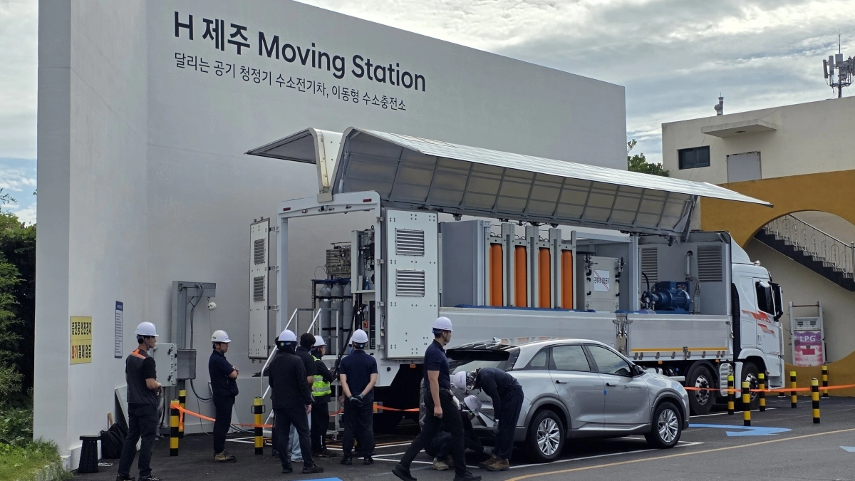 제주도는 지난해 9월 말 현대차그룹과 개인택시조합이 협력해 구축한 이동형 수소충전소가 시운전을 마치고 본격 운영에 돌입했다. 제주도 제공