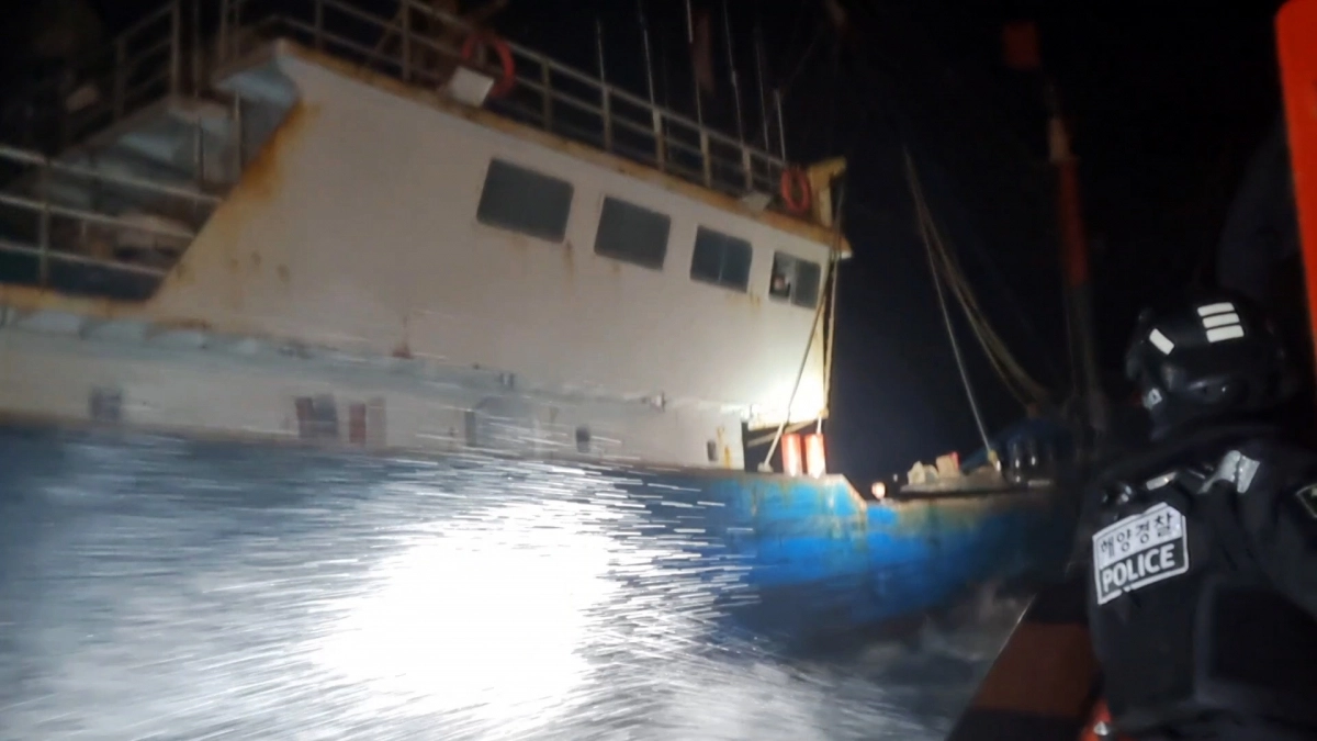 지난 4일 22시쯤 전남 신안군 가거도 남서방 약 92km 떨어진 해상에서 경제수역어업 주권법을 위반하고 무허가 조업을 한 범장망 중국어선에 오르기 위해 목포해경이 접근하고 있다. (목포해경 제공)