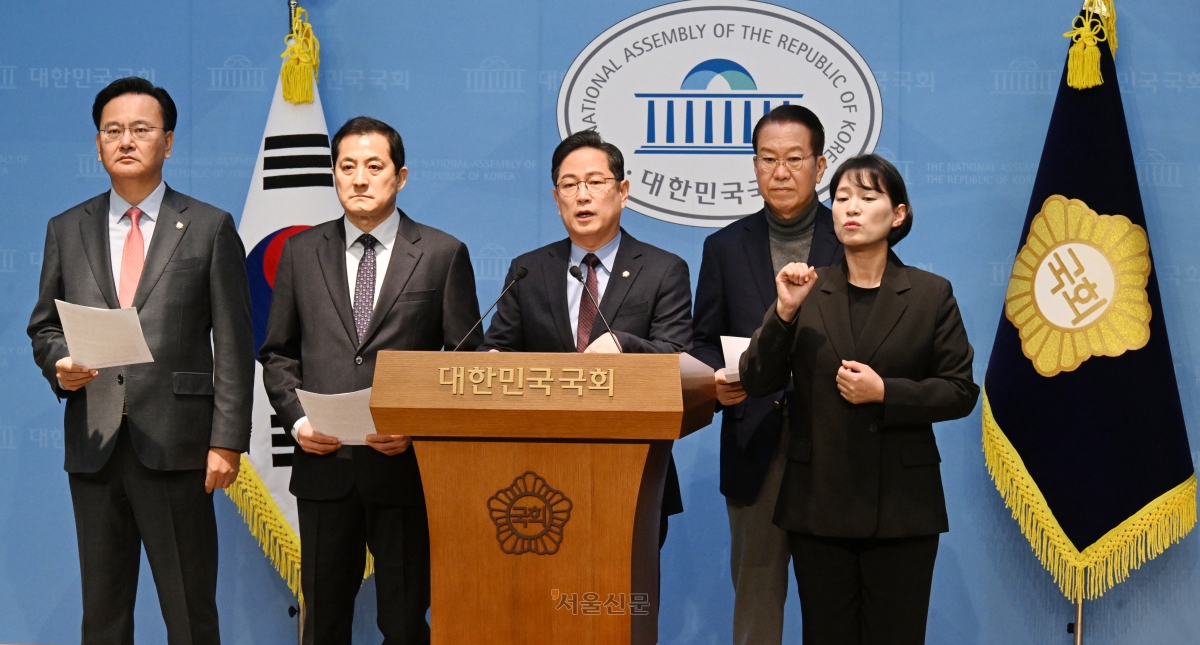 국회 기획재정위원회 소속 국민의힘 의원들이 5일 국회 소통관에서 이혜훈 기획예산처 장관 후보자 인사청문회와 관련한 성명 발표 기자회견을 하고 있다. 왼쪽부터 유상범, 박대출, 박수영, 권영세 의원. 2026.1.5안주영 전문기자