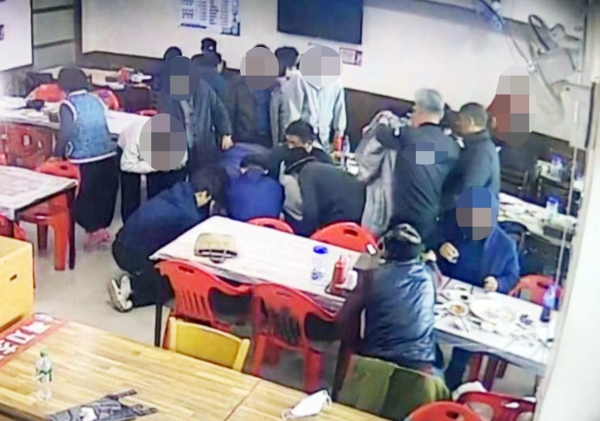 식당서 의식 잃은 손님 심폐소생술 하는 고등학생. 울산교육청 제공