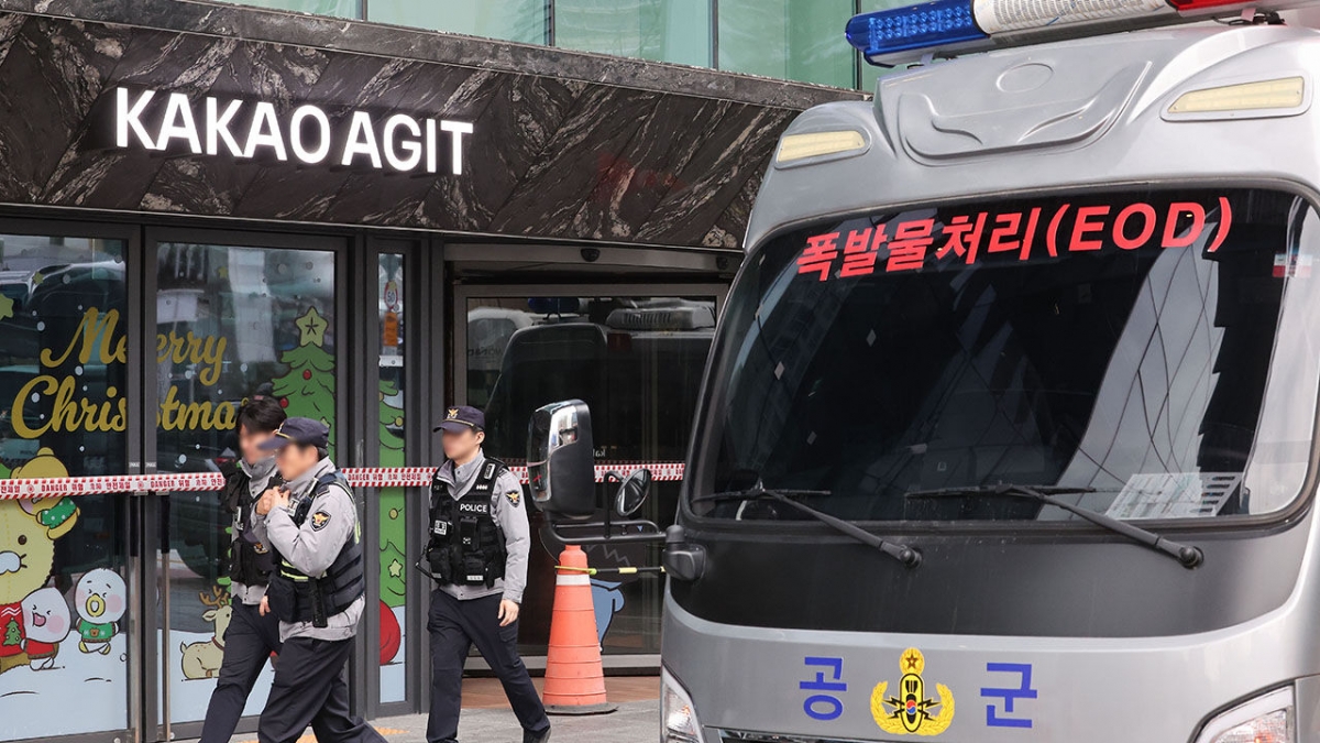 지난달 15일 성남시 분당구 카카오 판교아지트 건물에 폭파 협박이 있었다는 사측의 신고가 접수돼 경찰과 군이 수색에 나섰다. 연합뉴스