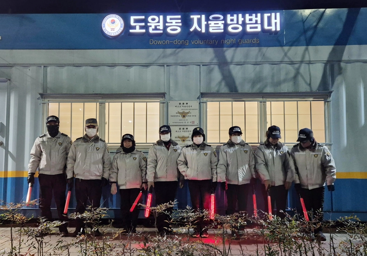 도원동 자율방범대는 지난 2일 오후 8시부터 다음 날 새벽 1시까지 관내 범죄 예방과 주민 안전 확보를 위한 새해 첫 야간순찰 활동을 실시했다.  사진: 도원동 자율방범대 제공.