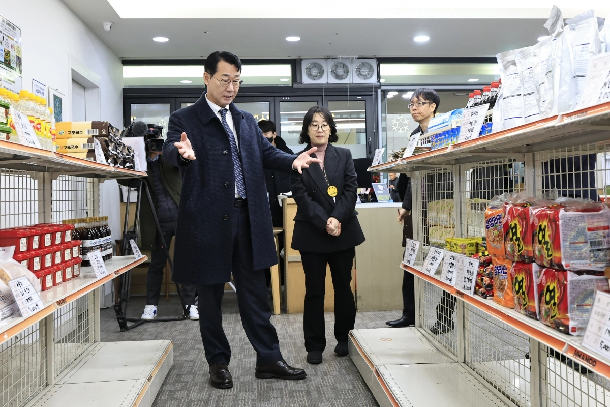 정명근 화성시장이 지난달 ‘그냥드림’ 선반을 점검하고 있다. (화성시 제공)