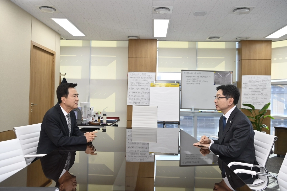 김태흠 충남지사(왼쪽)가  5일 세종시에 있는 지방시대위원회를 방문해 김경수 위원장과 대화를 나누고 있다. 도 제공
