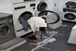 thumbnail - 세탁소서 바지 벗은 男…남의 옷 꺼내 입더니 소변 테러