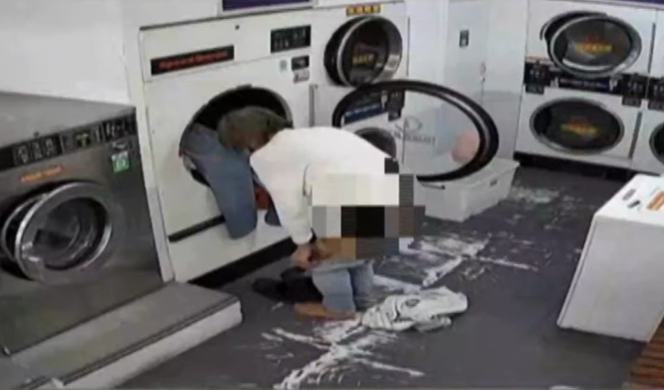 대만에서 셀프 무인 세탁소를 돌아다니며 남의 옷을 훔치고 소변을 누는 등 충격적인 행동을 한 남성의 모습이 포착돼 현지 주민들의 불안이 커지고 있다. TVBS 캡처