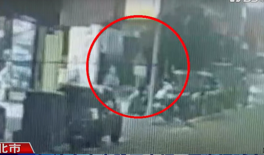 대만에서 셀프 무인 세탁소를 돌아다니며 남의 옷을 훔치고 소변을 누는 등 충격적인 행동을 한 남성의 모습이 포착돼 현지 주민들의 불안이 커지고 있다. TVBS 캡처