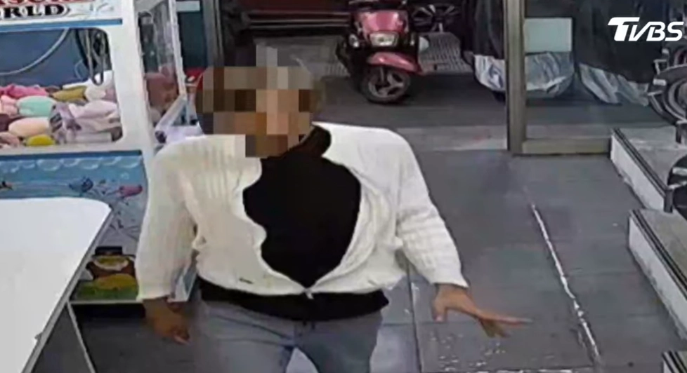 대만에서 셀프 무인 세탁소를 돌아다니며 남의 옷을 훔치고 소변을 누는 등 충격적인 행동을 한 남성의 모습이 포착돼 현지 주민들의 불안이 커지고 있다. TVBS 캡처