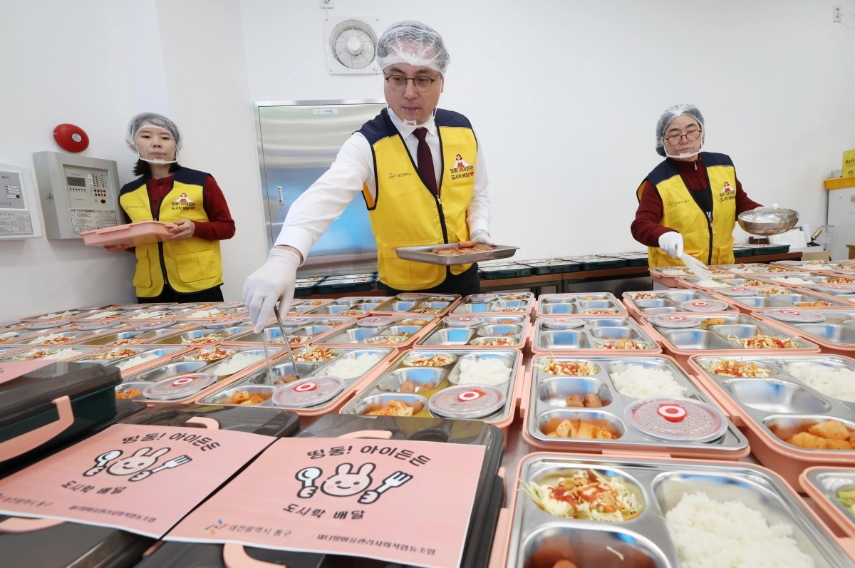 박희조 대전 동구청장이 초등학생에게 배달하기 위한 수제도시락을 만들고 있다. 동구청 제공