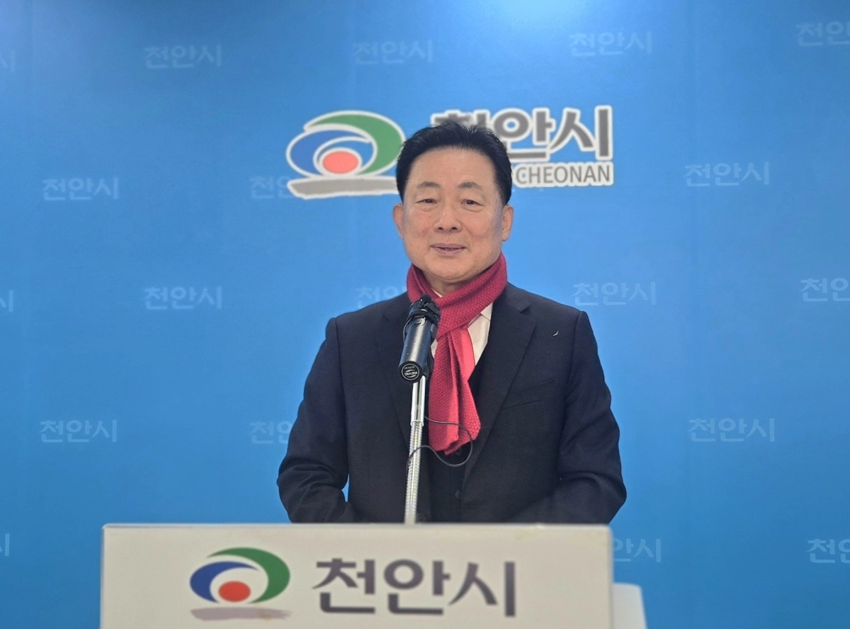 올해 지방선거에서 사실상 천안시장에 도전하는 박찬우 전 국회의원(국민의힘)이 5일 천안시청사에서 언론인 질문에 답변을 하고 있다. 이종익 기자