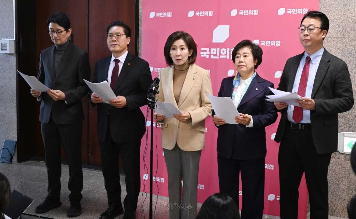 국민의힘 나경원 의원이 법제사법위원회 소속 의원들과 5일 국회에서 민주당 일방적 법사위 회의 취소 통보 규탄 기자회견을 하고 있다. 국민의힘 법사위원들은 상임위 일방적 취소와 ‘이재명 민주당 정권 범죄 수사를 위한 新 3특검’(민주당 공천헌금 범죄, 통일교 금품수수 범죄, 대장동·서해 공무원재판 항소 포기)에 대한 조속 처리를 촉구했다. (왼쪽부터) 주진우, 송석준, 나경원, 조배숙, 곽규택 의원. 2026.1.5안주영 전문기자