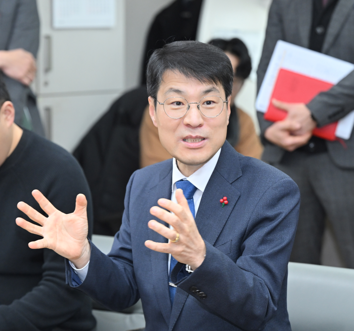 김정기 대구시장 권한대행 행정부시장이 5일 시청 동인청사 기자실을 찾아 취재진의 질문에 답하고 있다. 대구시 제공