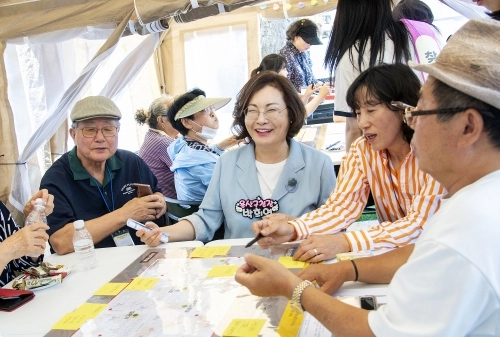 박희영(왼쪽 네 번째) 서울 용산구청장이 지난 6월 ‘찾아가는 리빙랩, 용용랩’에서 주민들과 대화하고 있다.   용산구 제공