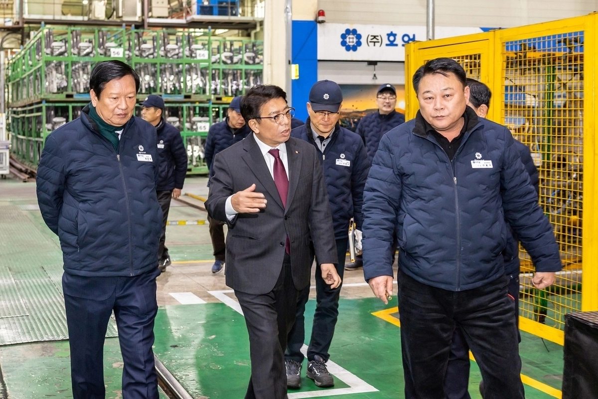 정일선 신임 광주은행장이 지난 2일 취임식 직후 첫 공식 일정으로 지역 우량 중소기업 산업 현장 방문 등으로 본격적인 현장 경영 행보에 나섰다.  광주은행 제공