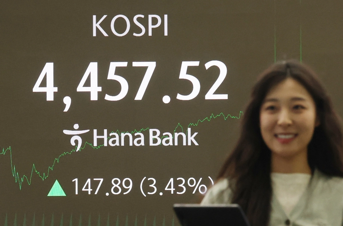5일 중구 하나은행 본점 딜링룸 전광판에 코스피 종가가 표시돼 있다.  이날 코스피는 전 거래일보다 3.43% 오른 4,457.52원에 장을 마쳤다. 2025.1.5 연합뉴스