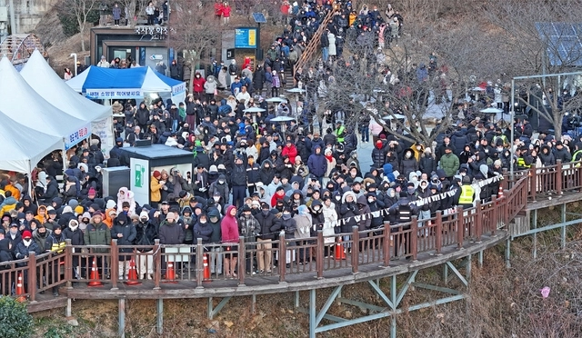 임실 옥정호 붕어섬에서 방문객들이 즐거운 시간을 보내고 있다. 임실군 제공
