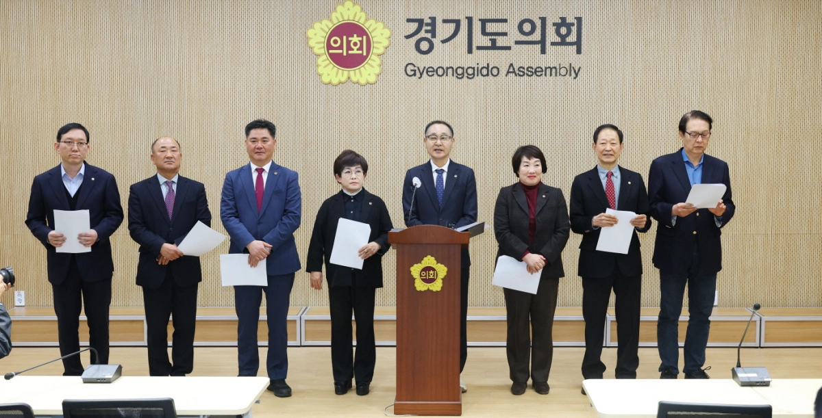 경기도의회 용인지역 국민의힘 의원들이 5일 기자회견을 열어 용인 반도체 클러스터 흔들기 중단과 정부의 명확한 공식 입장 표명을 촉구하고 있다.(사진=경기도의회)